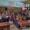 Polsek Kembayan Bagikan 650 Masker kepada Pelajar, Dukung Penanganan Dampak Asap Karhutla