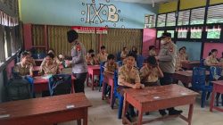 Polsek Kembayan Bagikan 650 Masker kepada Pelajar, Dukung Penanganan Dampak Asap Karhutla