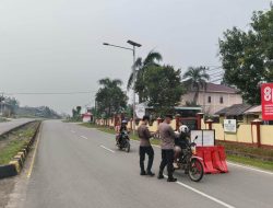 Bentuk Kepedulian kepada Warga, Polsek Entikong Bagikan Masker Gratis, Warga sangat senang.
