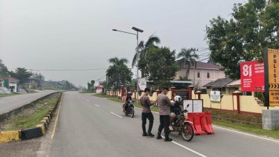 Bentuk Kepedulian kepada Warga, Polsek Entikong Bagikan Masker Gratis, Warga sangat senang.