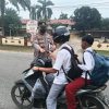 Di Tengah Status Tanggap Darurat Asap, Polsek Kembayan Bagikan Masker kepada Pengguna Jalan