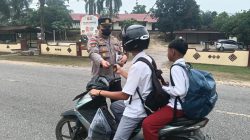 Di Tengah Status Tanggap Darurat Asap, Polsek Kembayan Bagikan Masker kepada Pengguna Jalan