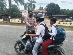 Di Tengah Status Tanggap Darurat Asap, Polsek Kembayan Bagikan Masker kepada Pengguna Jalan