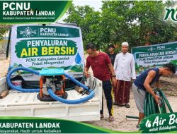 PCNU Kabupaten Landak Salurkan Bantuan Air Bersih untuk Masyarakat  ‎