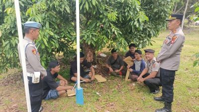 Polsek Sekayam Hadir di Tengah Warga Terdampak PHK, Buka Ruang Aspirasi dan Dialog